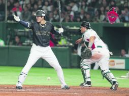 Shohei Otani le pide al corredor de segundo base que avance ante la pérdida de la esférica del cácher mexicano César Tapia. AP /