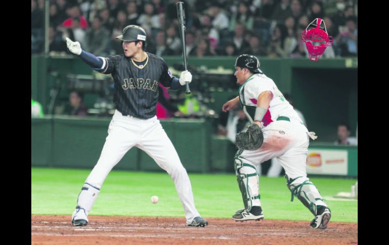 Shohei Otani le pide al corredor de segundo base que avance ante la pérdida de la esférica del cácher mexicano César Tapia. AP /