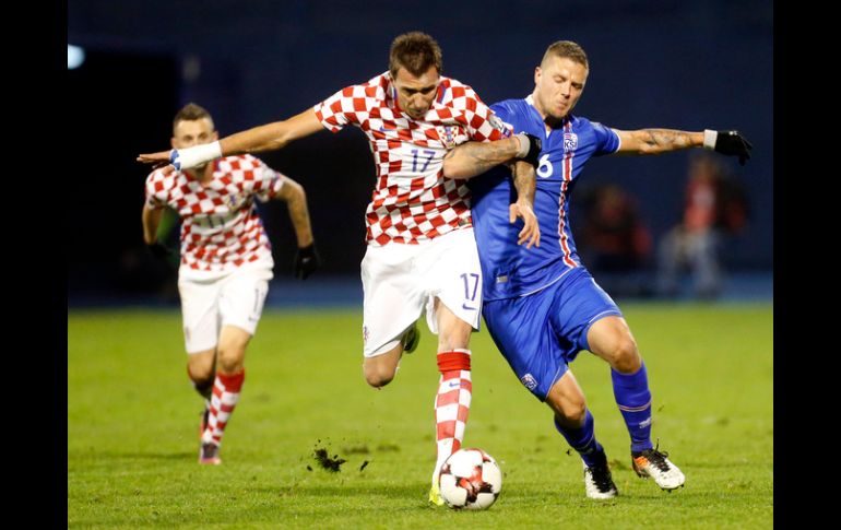 Brozovic celebra uno de sus dos goles de la noche. AP / D. Bandic