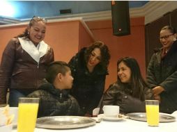 Denisse Ugalde ofreció la mañana del sábado un desayuno a niños y adolescentes del municipio. TWITTER / ‏@DIF_TDB