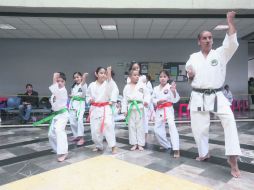 Maestro y alumnos. Fernando Meza Cervera (der.) en plena clase en el Karate Wado Riu Academia. EL INFORMADOR / G. Gallo