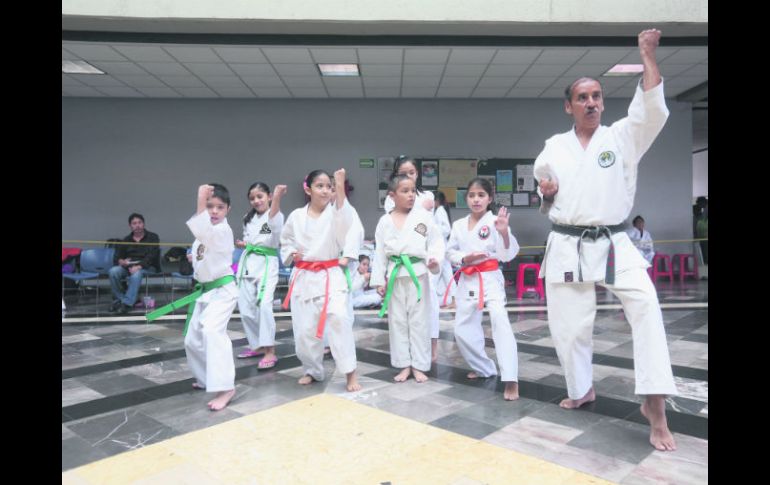 Maestro y alumnos. Fernando Meza Cervera (der.) en plena clase en el Karate Wado Riu Academia. EL INFORMADOR / G. Gallo