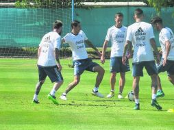 Práctica. Ángel Di María hace por el balón en el entrenamiento de ayer de la Albiceleste. AFP /