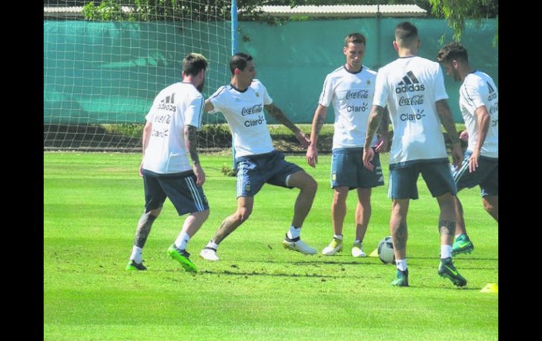 Práctica. Ángel Di María hace por el balón en el entrenamiento de ayer de la Albiceleste. AFP /