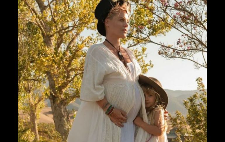 En la fotografía se puede ver a Pink posando con un vestido blanco, acompañada de su pequeña hija Willow. INSTAGRAM / @pink