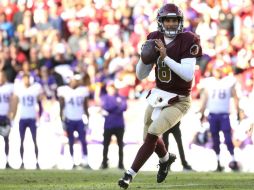 Kirk Cousins lazó dos pases de anotación para los Pieles Rojas. AFP / P. Smith