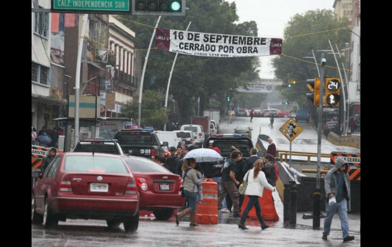 El cierre de las avenidas Juárez y 16 de septiembre ocasionó congestionamiento vial en la zona. EL INFORMADOR / R. Tamayo