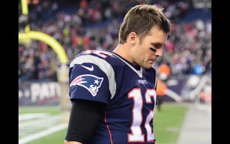 Tom Brady salió cabizbajo tras la derrota. AFP / B. Weiss