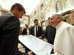 Antes de despedirse, el Papa desea a los futbolistas todo lo mejor para sus actividades deportivas y sociales. AFP / M. Gilliar