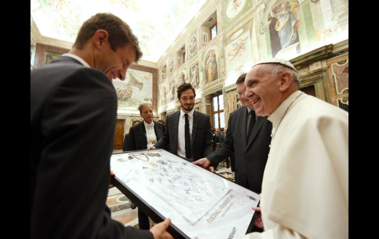 Antes de despedirse, el Papa desea a los futbolistas todo lo mejor para sus actividades deportivas y sociales. AFP / M. Gilliar