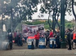 Con mantas y batucada, los manifestantes protestan el no haber sido incluidos en las modificaciones a la ley de Calidad del Aire. EL INFORMADOR / F. Hernández