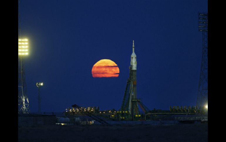 El Soyuz MS-03 completó hoy su viaje terrestre a la plataforma de lanzamiento en el cosmódromo de Baikonur, Kazajistán. EFE / Y. Kochetkov