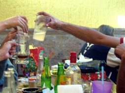 Se considera alcohol en exceso si un hombre consume cinco o más bebidas durante un lapso de dos horas. EL INFORMADOR / ARCHIVO