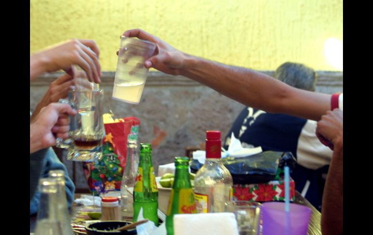 Se considera alcohol en exceso si un hombre consume cinco o más bebidas durante un lapso de dos horas. EL INFORMADOR / ARCHIVO