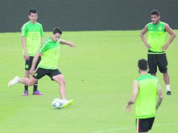 Javier 'Chicharito' Hernández (al centro) durante el entrenamiento de ayer antes del partido de eliminatoria contra Panamá. EFE /