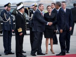 El ministro de Defensa, Panos Kammenos, estrecha la mano de Obama a su arribo. AFP / B. Smialowski