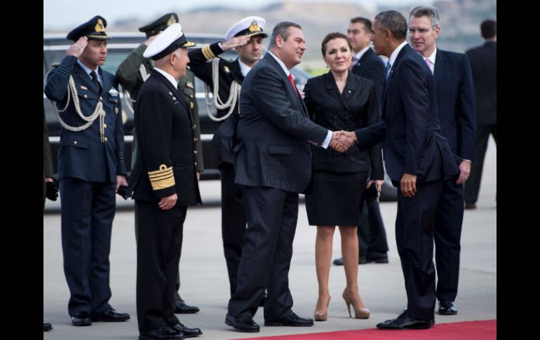 El ministro de Defensa, Panos Kammenos, estrecha la mano de Obama a su arribo. AFP / B. Smialowski