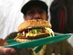 Piden tener una alimentación con valor nutricional y contenido calórico adecuado, y evitar los alimentos grasos. EFE / M. Guzmán