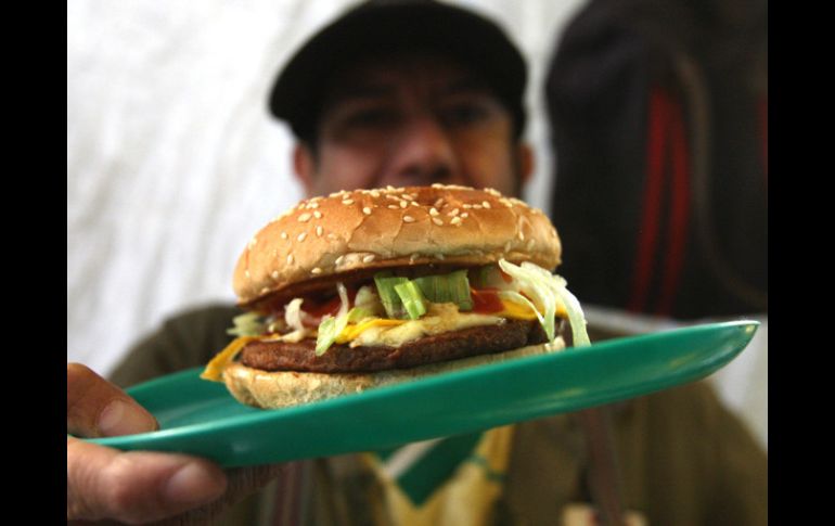 Piden tener una alimentación con valor nutricional y contenido calórico adecuado, y evitar los alimentos grasos. EFE / M. Guzmán