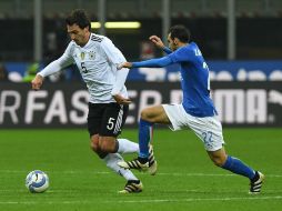 El italiano Zappacosta (D) y Hummels (I), de Alemania, disputan un balón. EFE / D. Kirchner