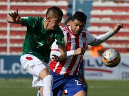 Arce (I), de Bolivia y Ortigoza (d) de Paraguay, pugnan por un balón. EFE / M. Alipaz