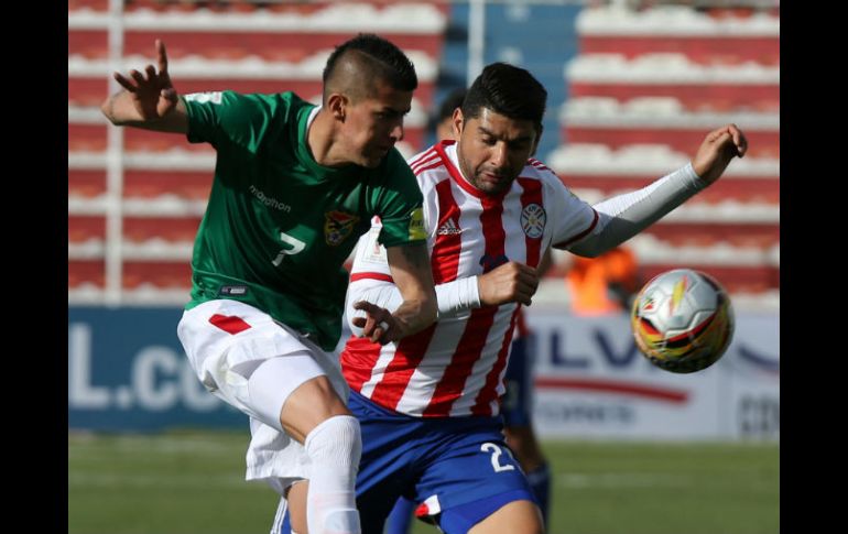 Arce (I), de Bolivia y Ortigoza (d) de Paraguay, pugnan por un balón. EFE / M. Alipaz