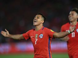 Los jugadores del equipo chileno celebraron su victoria, lo que representa una aproximación al Mundial de Rusia 2018. AFP / M. Bernetti