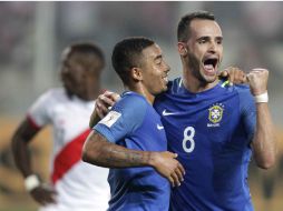 Renato Augusto (D) celebra su gol con Gabriel Jesús (I). EFE / G. Falcón