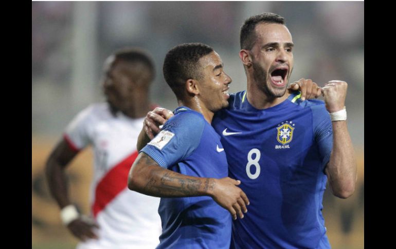 Renato Augusto (D) celebra su gol con Gabriel Jesús (I). EFE / G. Falcón