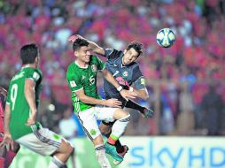 Rudo. El defensa mexicano Héctor Moreno le gana por arriba el balón al portero Jaime Penedo, de Panamá. MEXSPORT /