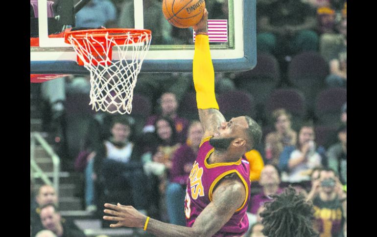 La figura. LeBron James se despachó con 28 puntos, nueve rebotes y 14 asistencias. AP /  P. Long