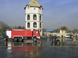 Miembros de los servicios de emergencia trabajan en el lugar donde ocurrió el estallido. EFE / J. Jalali