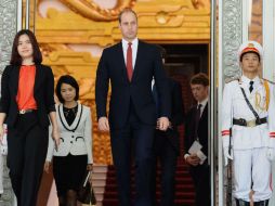 El duque de Cambridge empezó su estancia en Hanoi con una visita de cortesía al primer ministro Nguyen Xuan Phuc. AFP / H. Dinh Nam