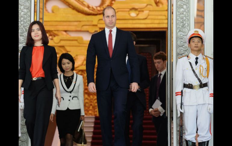 El duque de Cambridge empezó su estancia en Hanoi con una visita de cortesía al primer ministro Nguyen Xuan Phuc. AFP / H. Dinh Nam