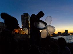 Los pescadores dicen que con los preservativos pueden capturar peces de 20 ó 30 libras; se puede hacer negocio. AP / R. Espinosa