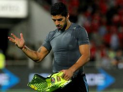 Suárez ayer, al final del encuentro en Santiago. AFP / ARCHIVO