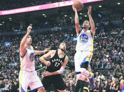 En forma. Stephen Curry aportó 35 puntos en la victoria de los Warriors sobre los Raptors, en Toronto. AP / F. Gunn