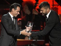 Marc Anthony recibe el reconocimiento de Persona del Año 2016 de manos de Ricky Martin. AP / C. Pizzello