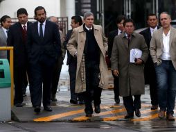 Antonio Lozano (de gabardina color beige), abogado de Guillermo  Padrés e hijo, dijo que su equipo apelará ambos casos. SUN / F. Ramírez