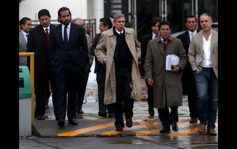 Antonio Lozano (de gabardina color beige), abogado de Guillermo  Padrés e hijo, dijo que su equipo apelará ambos casos. SUN / F. Ramírez