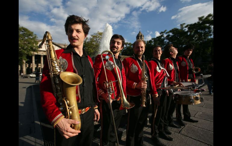 Desde el país imaginario de Kikiristan llega  la Imperial Kikiristan Orchestra. EL INFORMADOR / R. Tamayo