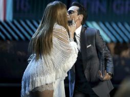 Jennifer Lopez y Marc Anthony se dieron un pequeño beso en la boca. EFE / P. Buck