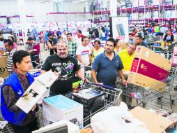 Mucha gente acude en las primeras horas a realizar compras, pese a que muchas de las ofertas se dan casi al finalizar el día. EL INFORMADOR / ARCHIVO