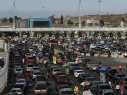 Mexicanos hace fila para la revisión de documentos en puesto de migración, en la garita de San Isidro. EFE / A. Zepeda