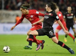 Baumgartlinger (D), del Leverkusen, disputa un balón con Poulsen (I), de Leipzig. AP / M. Meissner