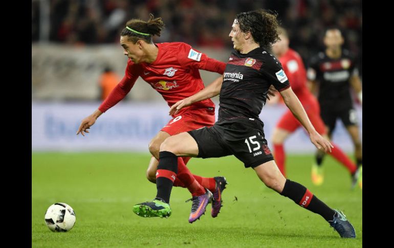 Baumgartlinger (D), del Leverkusen, disputa un balón con Poulsen (I), de Leipzig. AP / M. Meissner