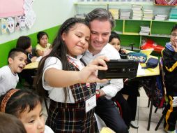 Nuño acudió a la escuela de Andrea luego de que la niña lo corrigiera en un acto público al manifestar que se decía leer y no 'ler'. ESPECIAL / www.gob.mx/sep