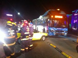 Bomberos acudieron al lugar para brindar atención a los lesionados. ESPECIAL / Protección Civil Guadalajara