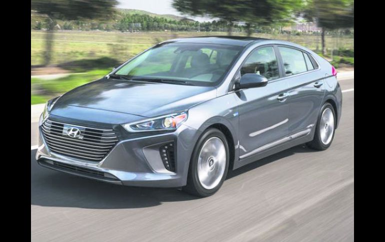 Hyundai revela que en 2018 lanzará una versión con más autonomía del Ioniq. ESPECIAL /