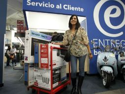 Paulina Talancón compró los artículos electrónicos que regalarán en la posada de su trabajo. EL INFORMADOR / P. Franco